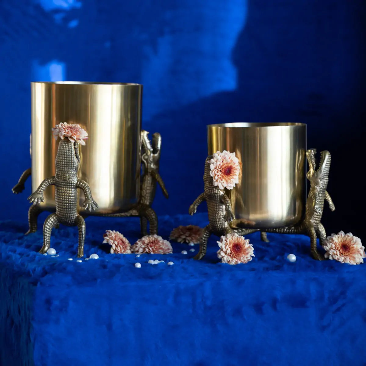 UMGEBEN VON KROKODILEN Vase Gold