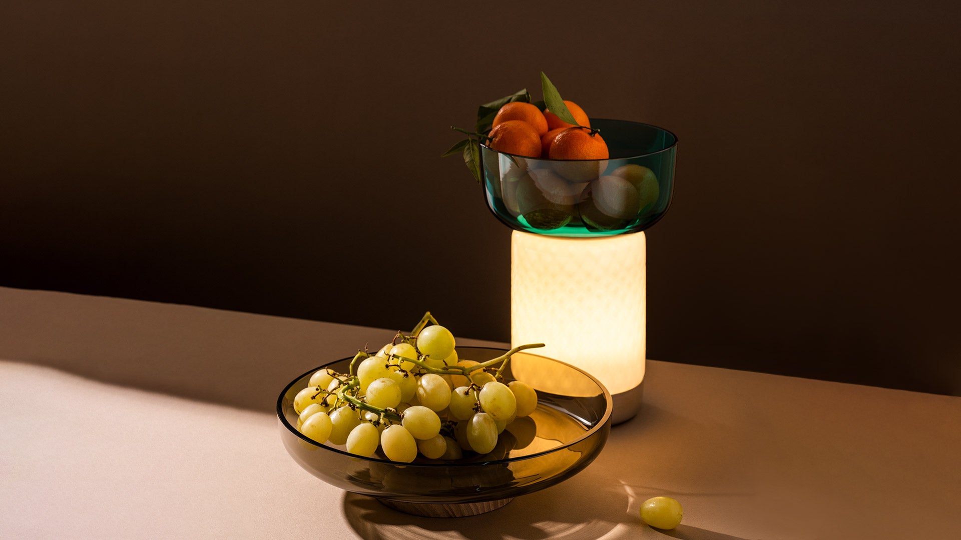 Taca BONTA grau mit Holzunterlage