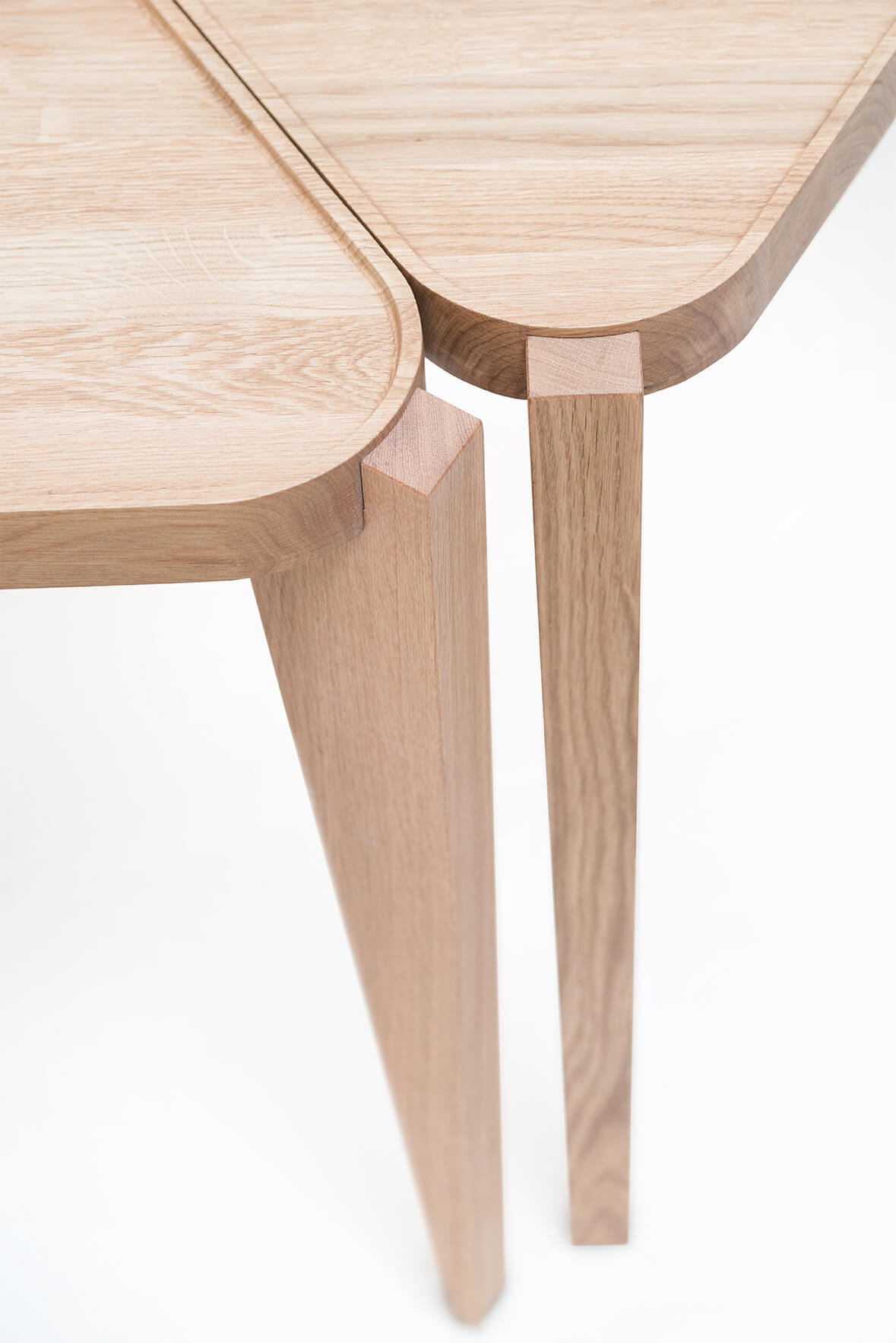 BONTRI TRIANGLE Table Oak