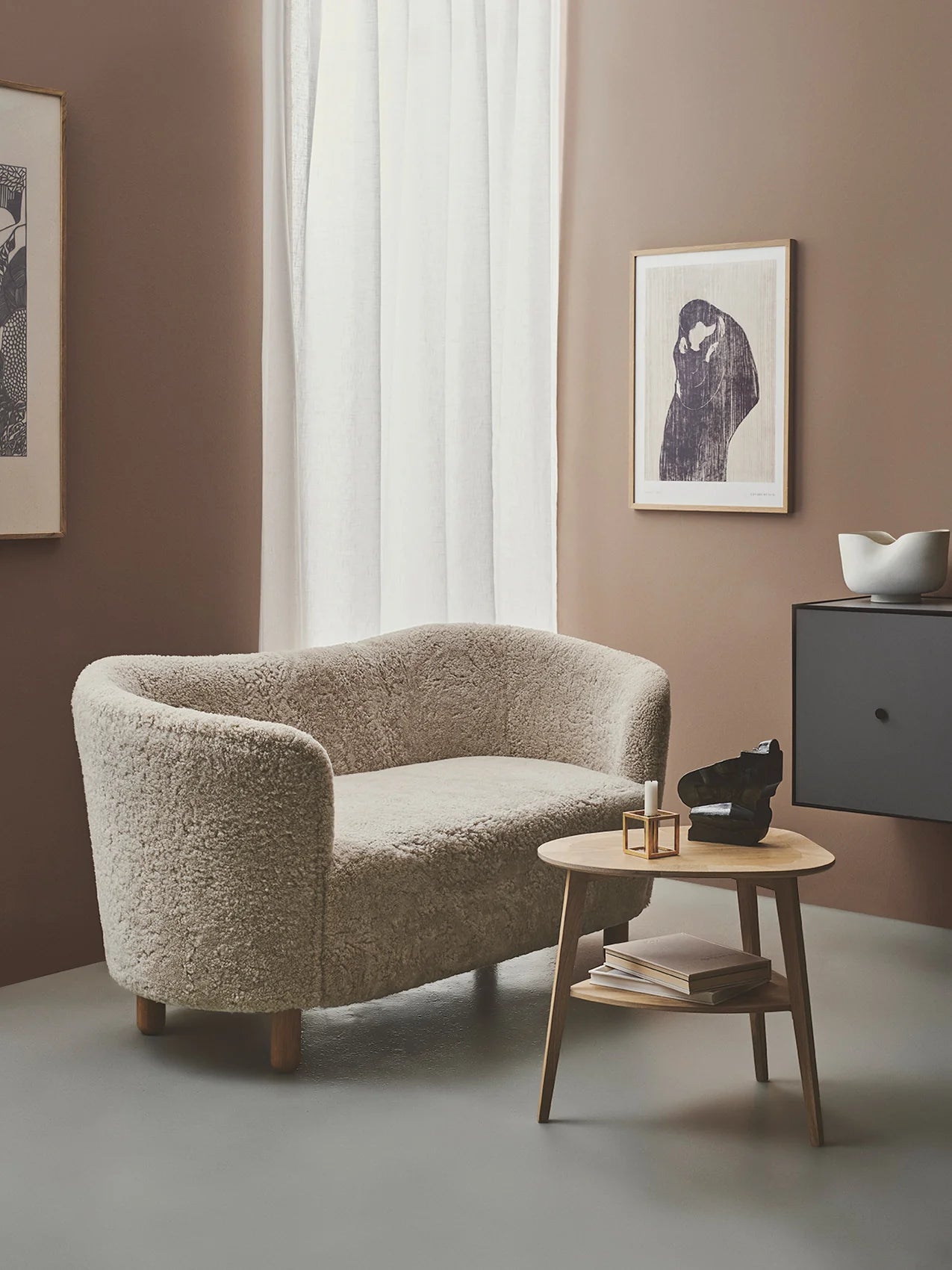 Sofa MINGLE schapenleer met eiken basis