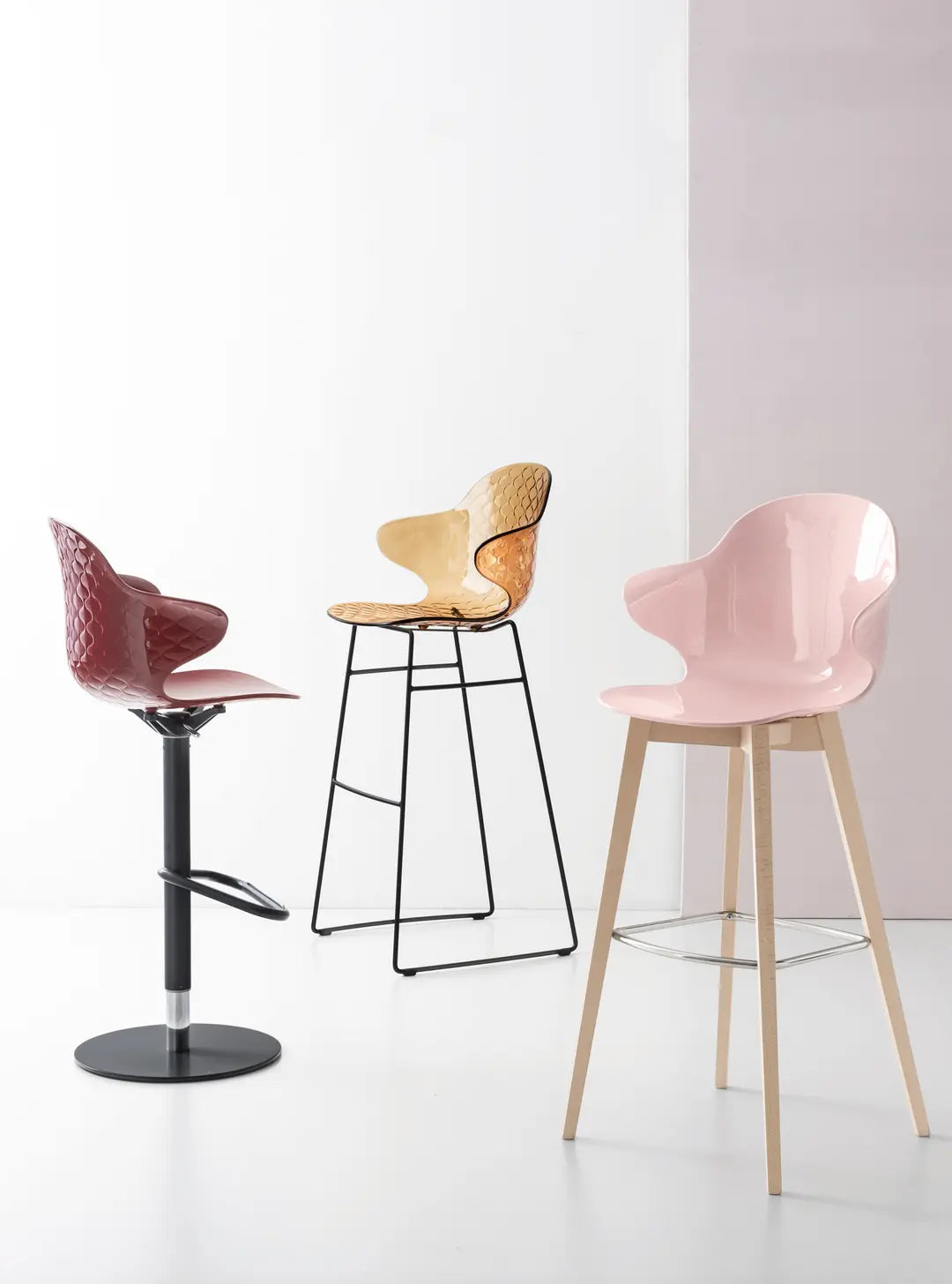 Rotating bar stool SAINT TROPEZ with pink seat and black base