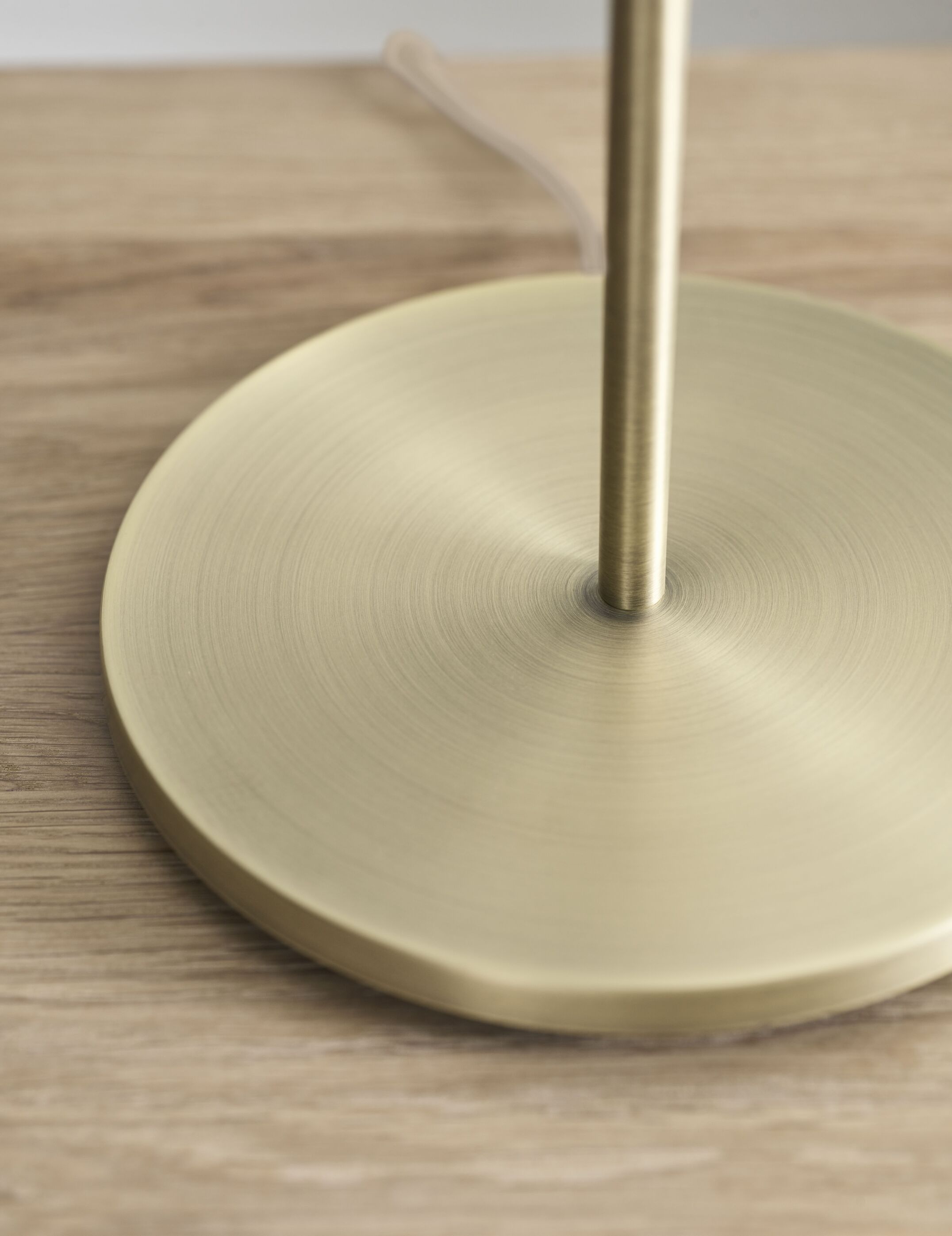 Camp -Stehlampen -Messingbasis