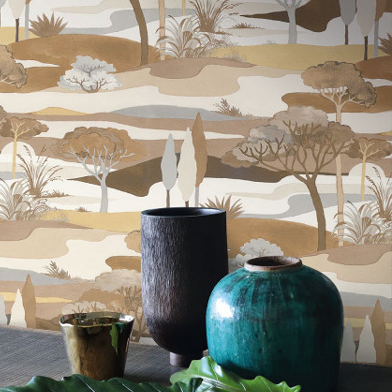 Behang met een landschap en plantmotief CAP FERRET - SABLE/LATTE koffiebruin met beige