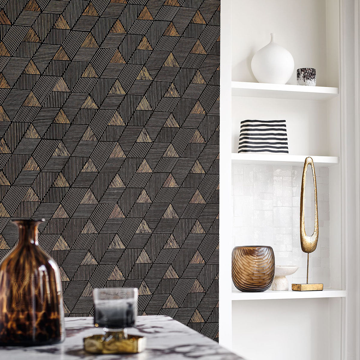 Structural wallpaper with geometric pattern MÉROÉ - VERT CENDRE/DORE beige-gold