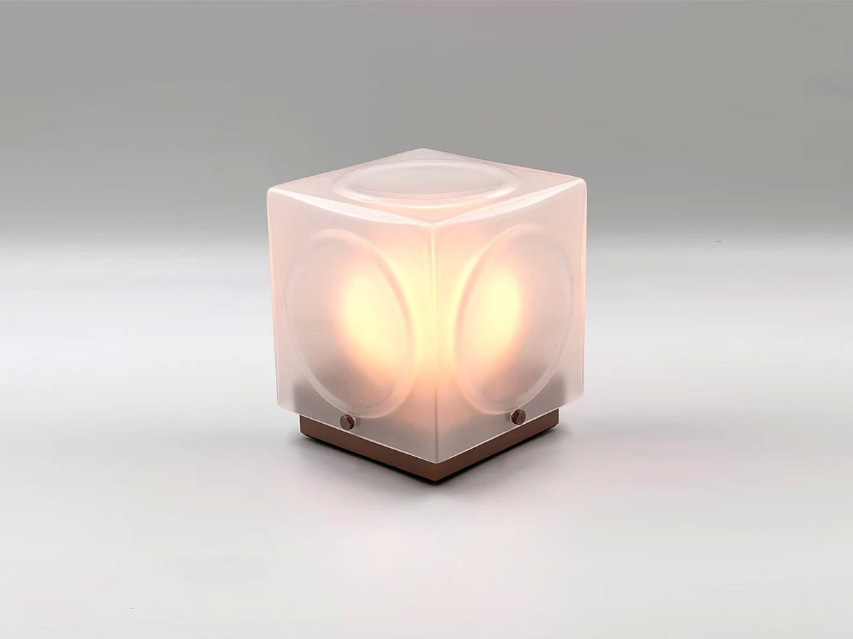 Draagbare lamp CHANT met een matte kap en een bronzen voet.
