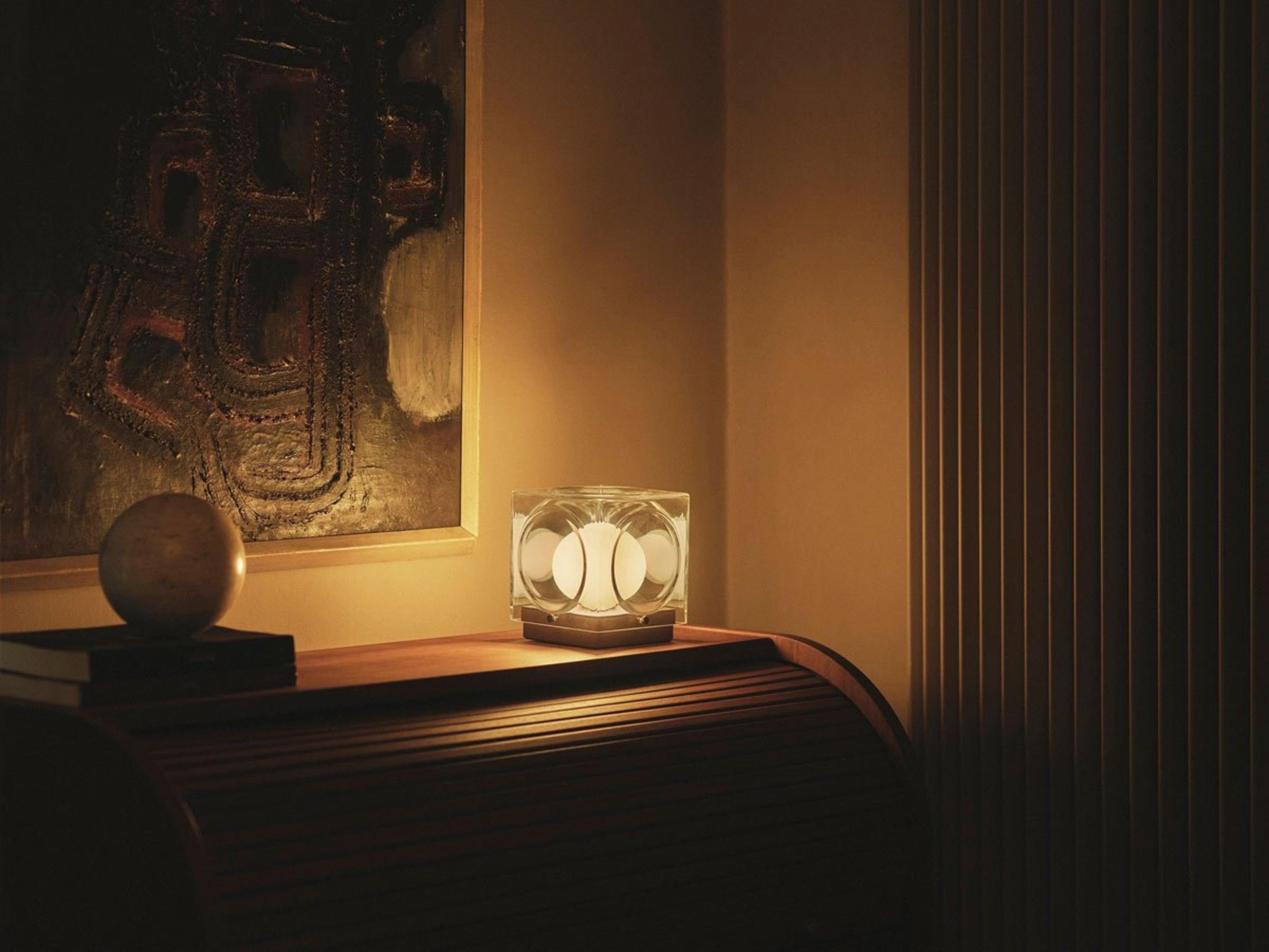 Draagbare lamp CHANT met een matte kap en een gouden voet.