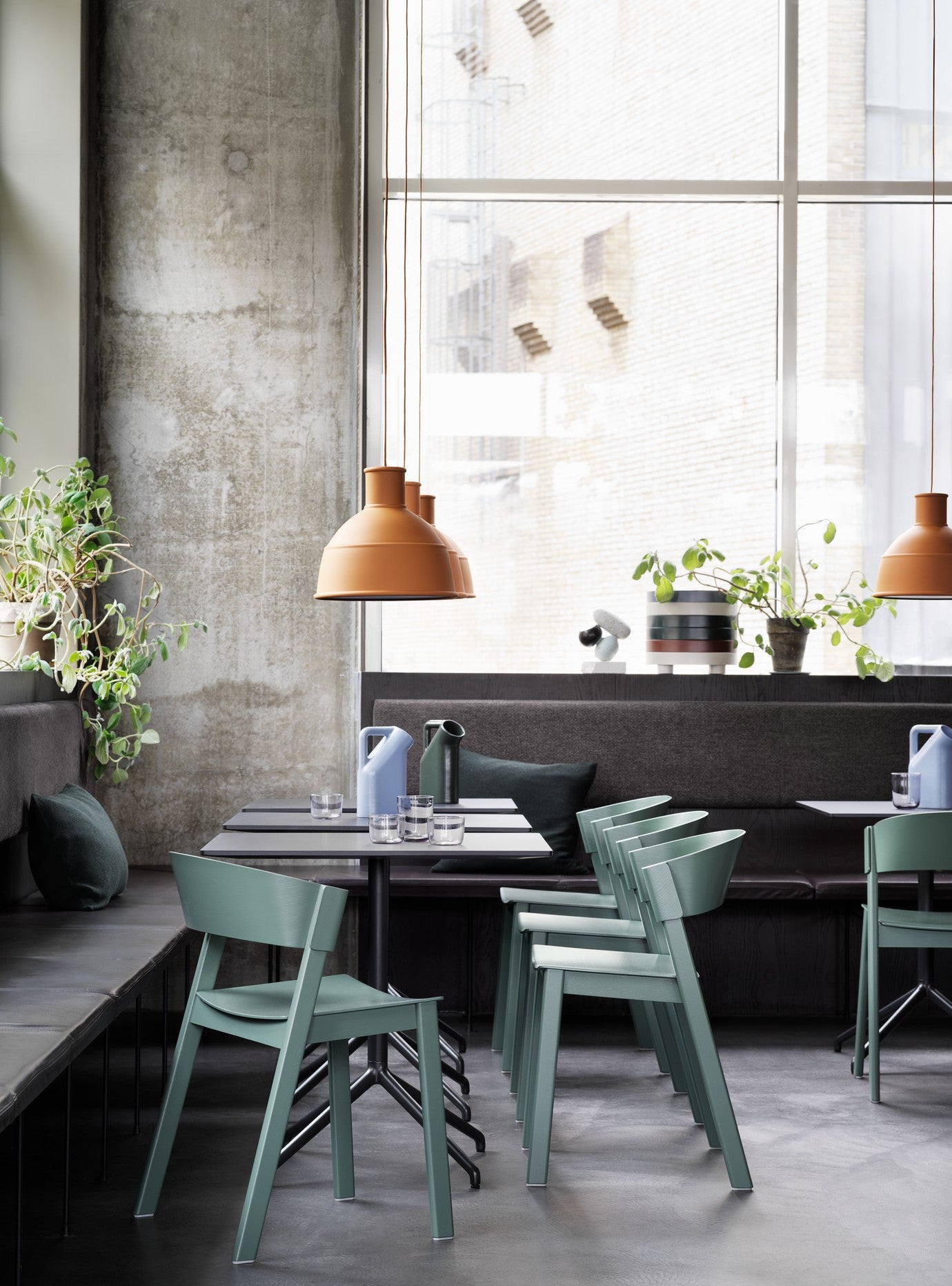 Barkast STILL met zwart blad en gebroken witte basis