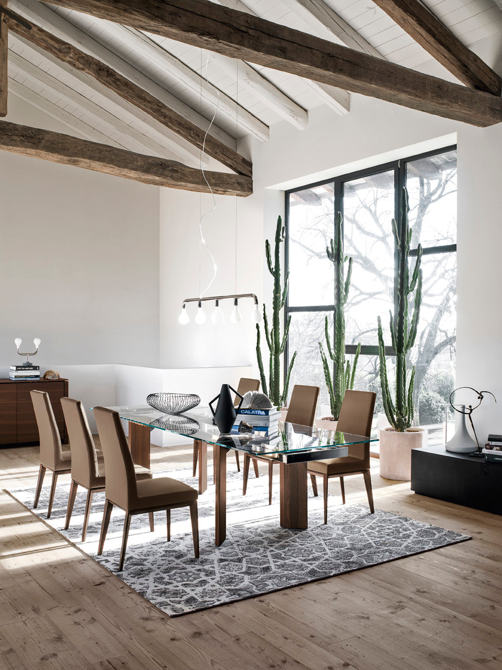 Krzesło BESS tapicerowane z grafitową drewnianą podstawą do jadalni – Calligaris