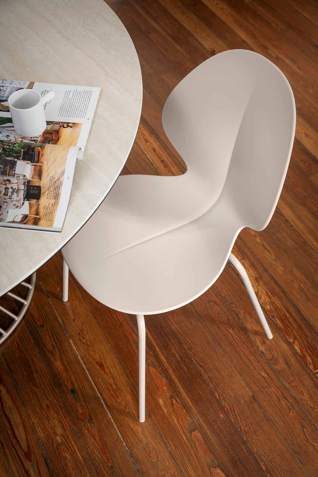 Ronde tafel VORTEX met crèmekleurig blad en bruine basis