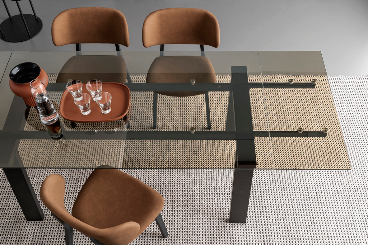 Stuhl CLAIRE taupe mit schwarzem Holzgestell