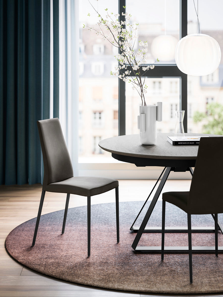 Gestoffeerde AIDA stoel met grijze basis