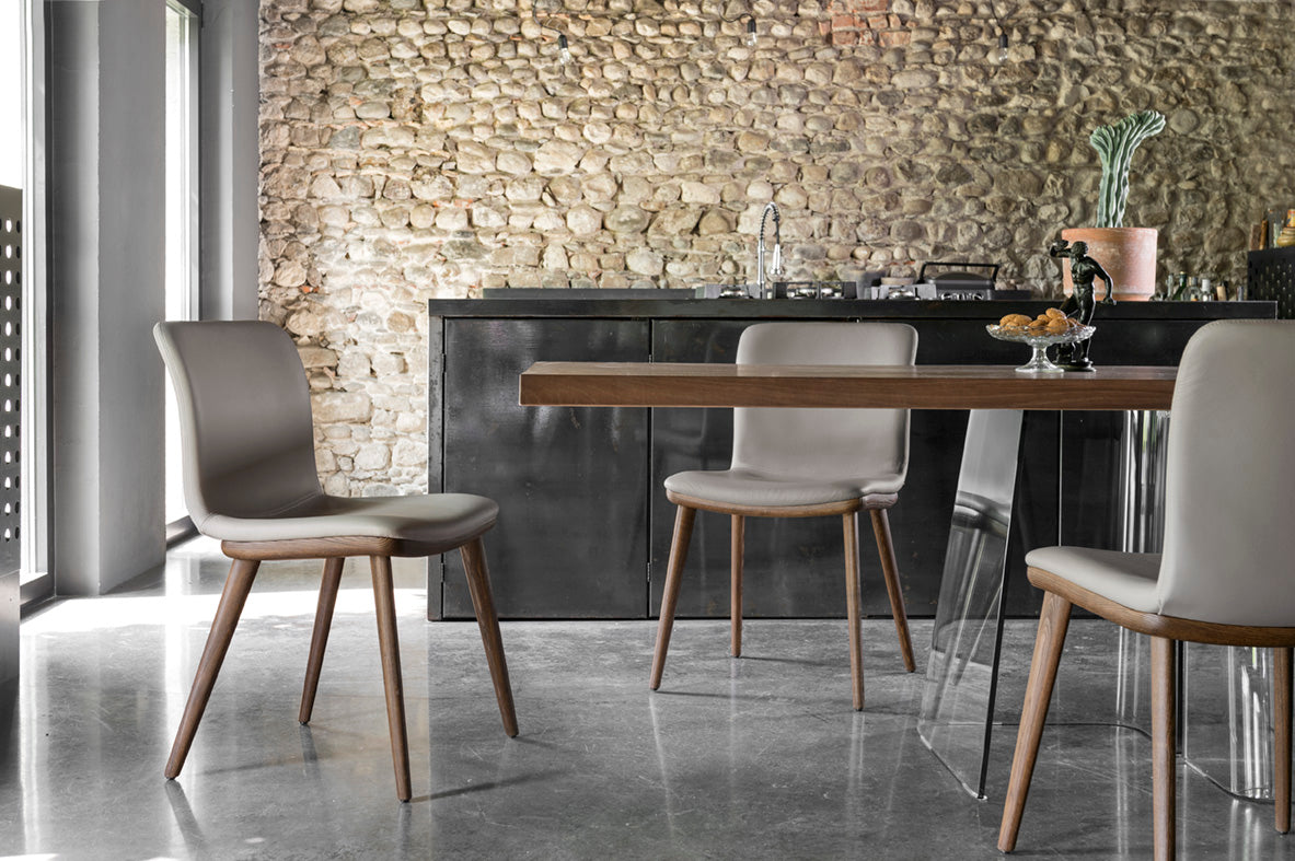 Krzesło ANNIE tapicerowane z ciemną drewnianą podstawą do jadalni – Calligaris