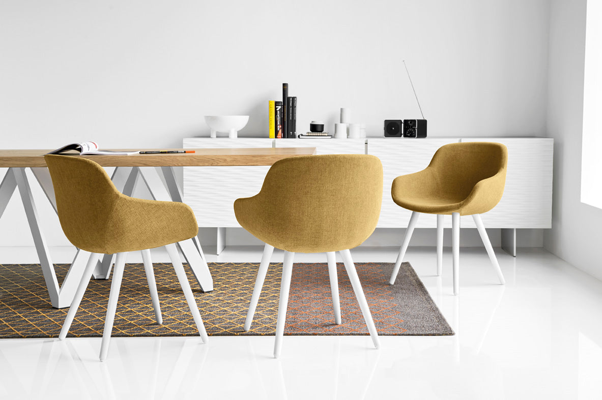 Krzesło IGLOO tapicerowane z orzechową podstawą do jadalni – Calligaris