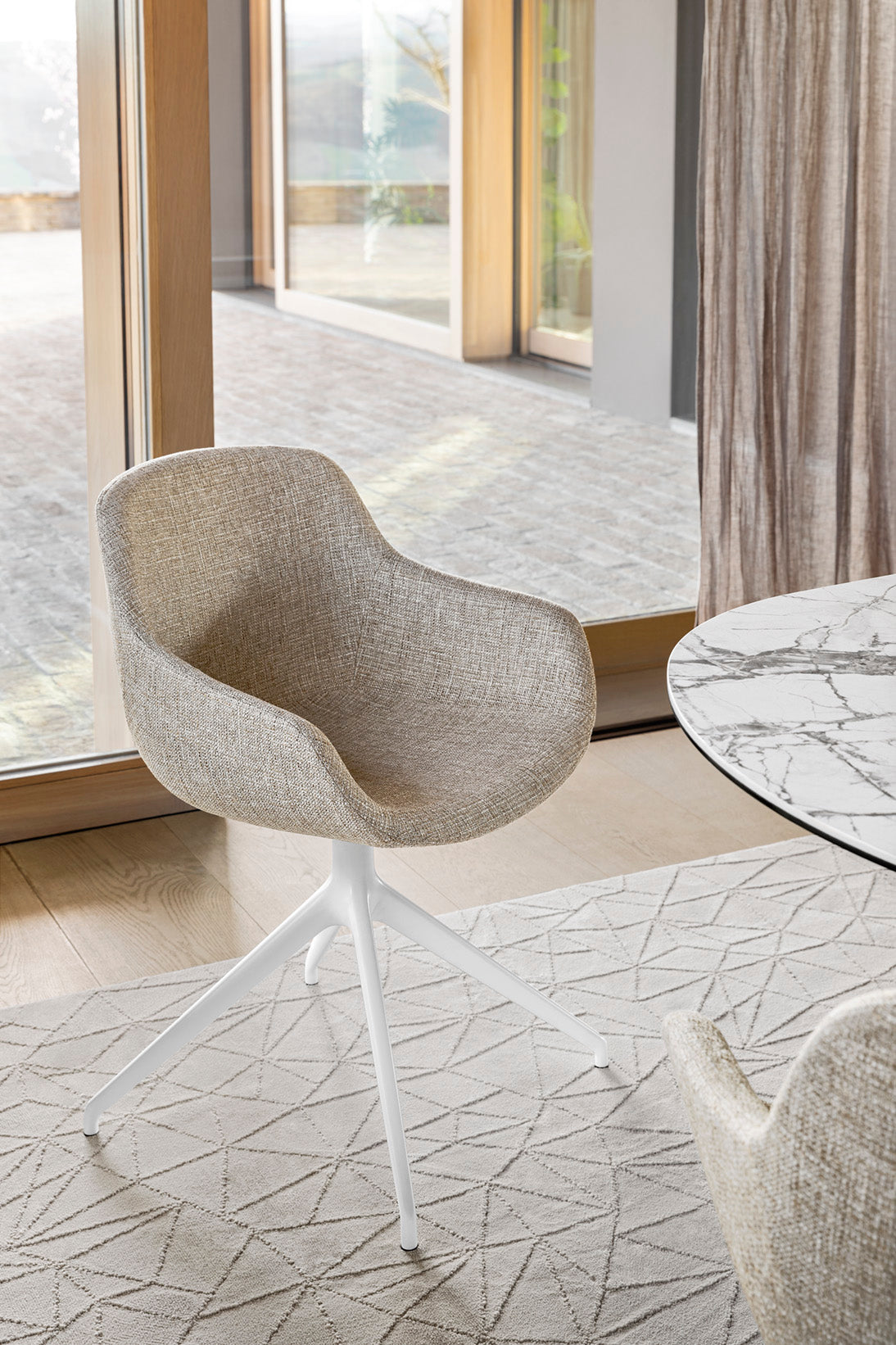 Draaistoel IGLOO gestoffeerd met zwarte basis