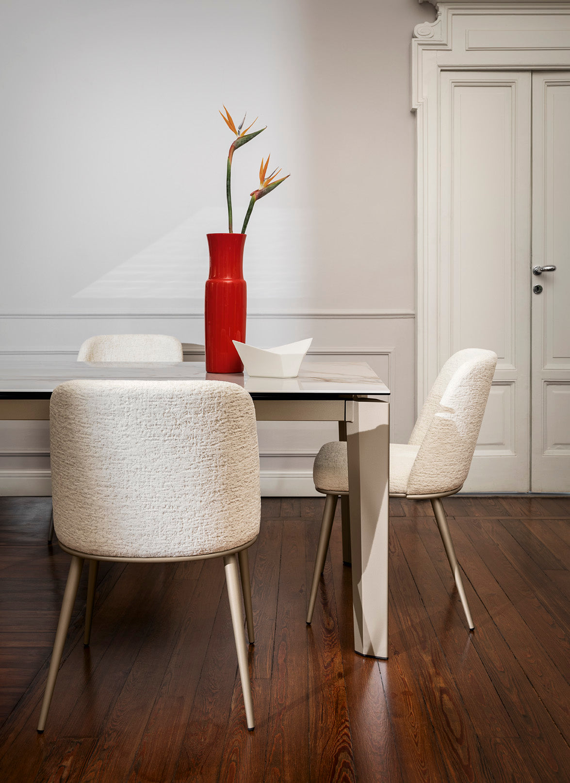 Expandable Table DELTA with Gray Top and Graphite Base