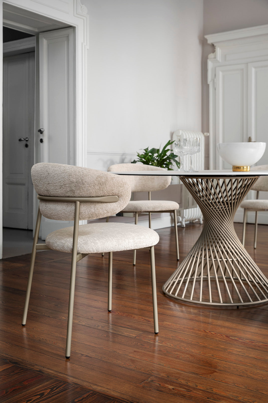 Ronde tafel VORTEX met crèmekleurig blad en bruine basis