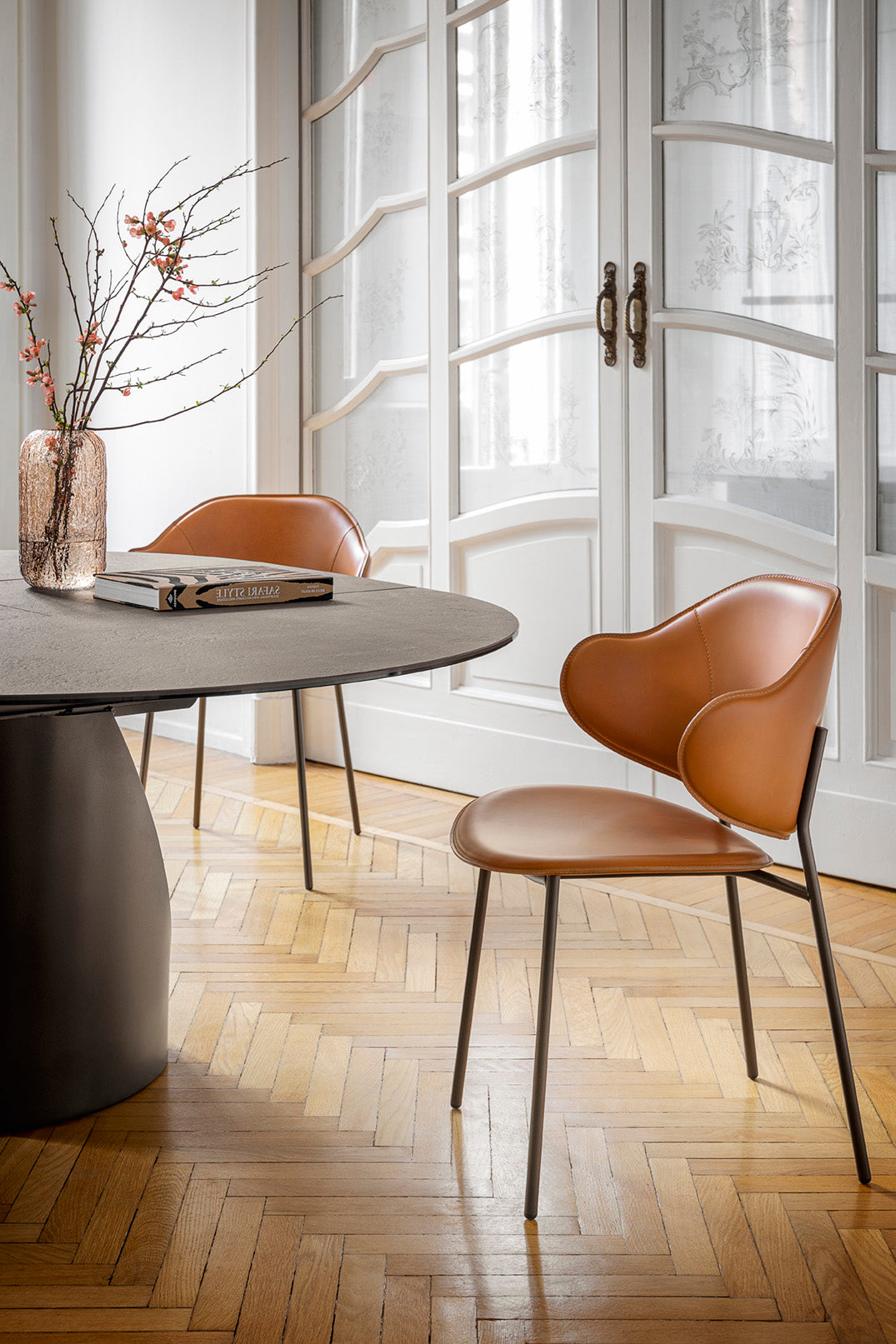 Round extendable table CYCLONE black top with brown base