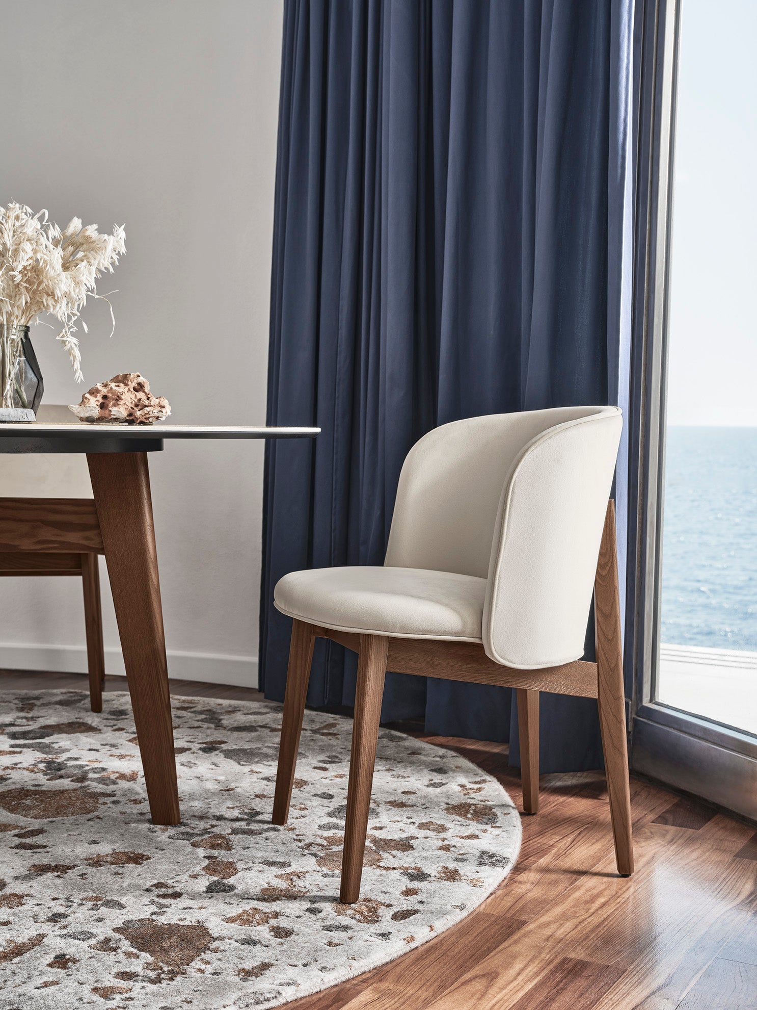 ABREY fauteuil met armleuningen, gestoffeerd met een donkere houten basis