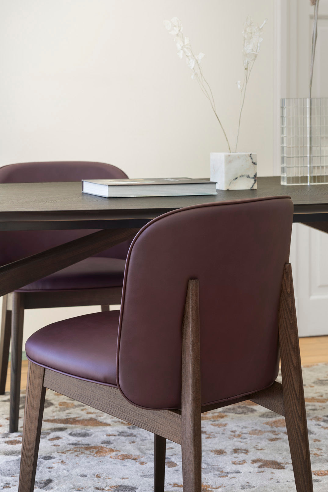 Polsterstuhl ABREY mit dunklem Holzgestell