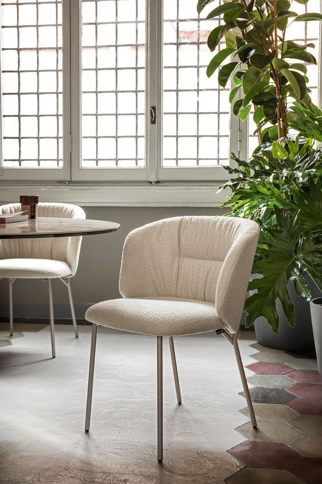 SWEEL gepolstertes Stuhl mit schwarzem Metallgestell