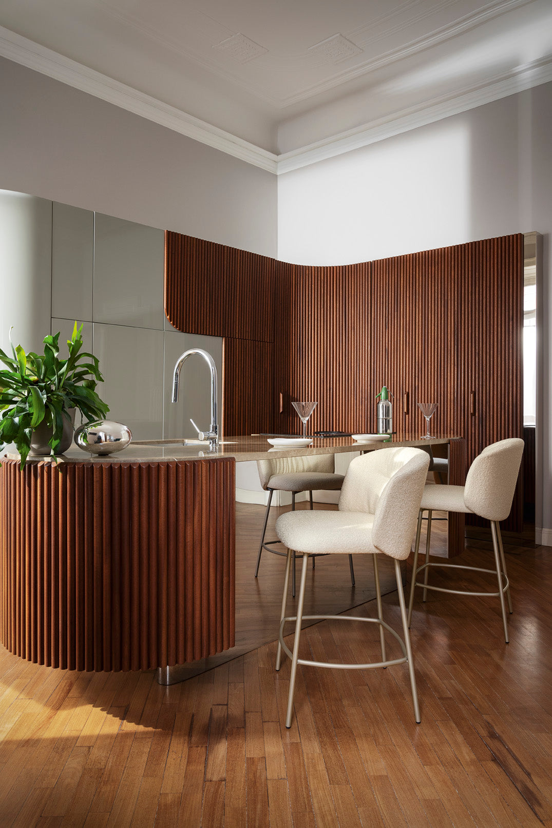 Barkruk SWEEL gestoffeerd met een crèmekleurig metalen onderstel