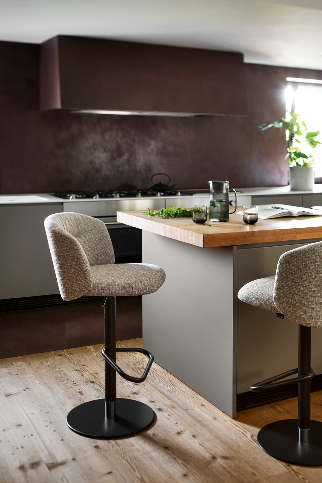 Draaibaar barstoel SWEEL gestoffeerd met een bruine metalen basis