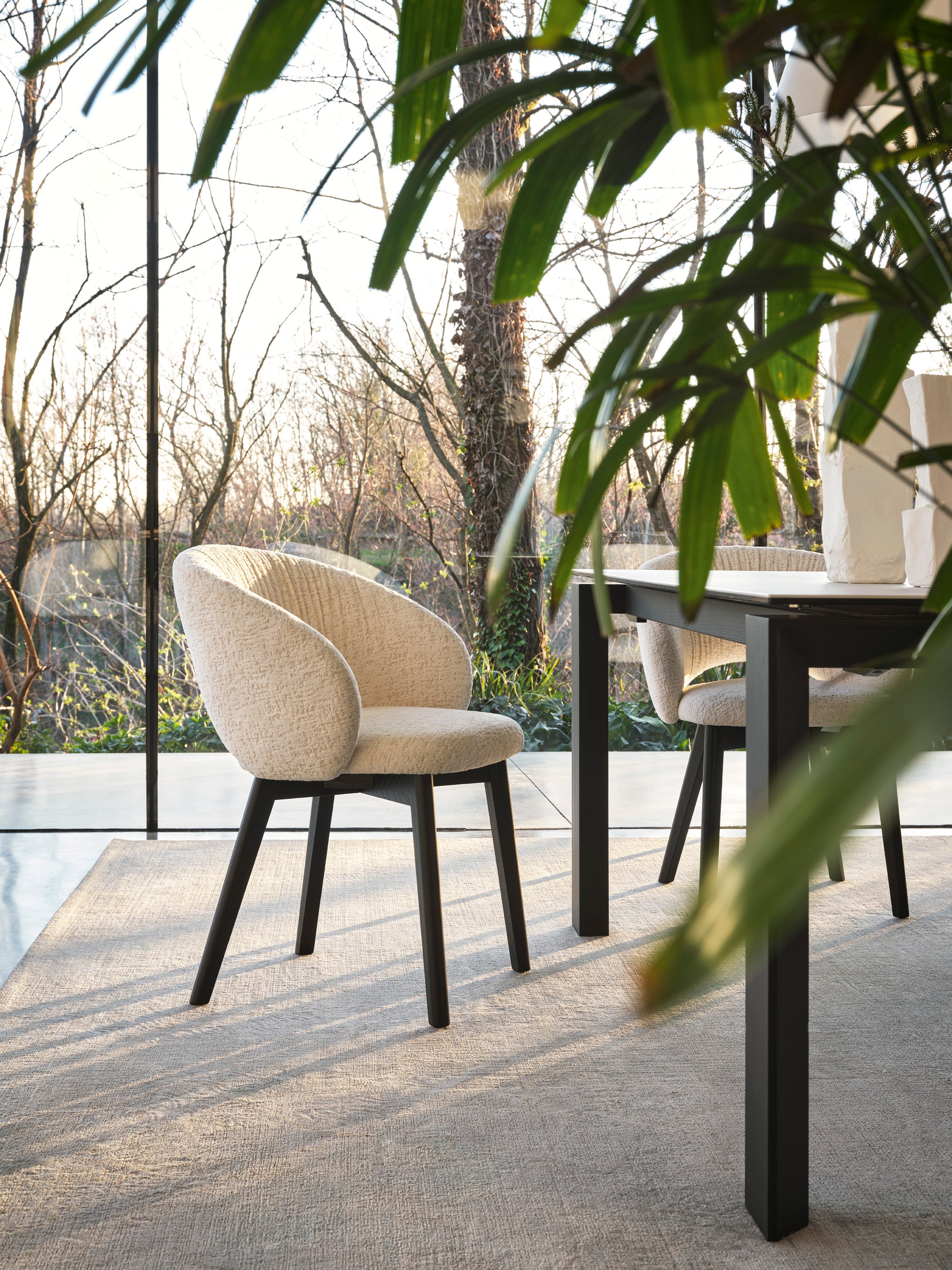 Polsterstuhl ANIME mit Nussbaumfuß