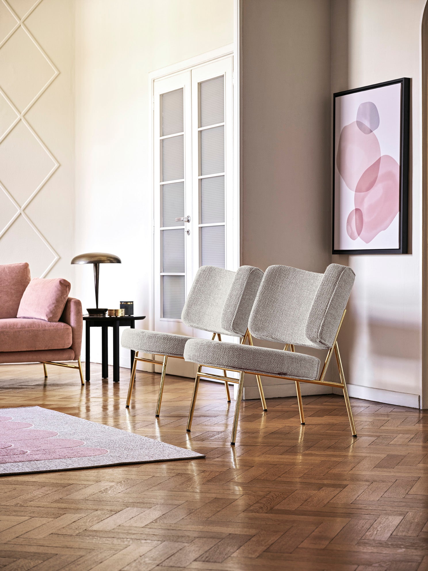 Fotel COCO tapicerowany z czarną podstawą, marka Calligaris