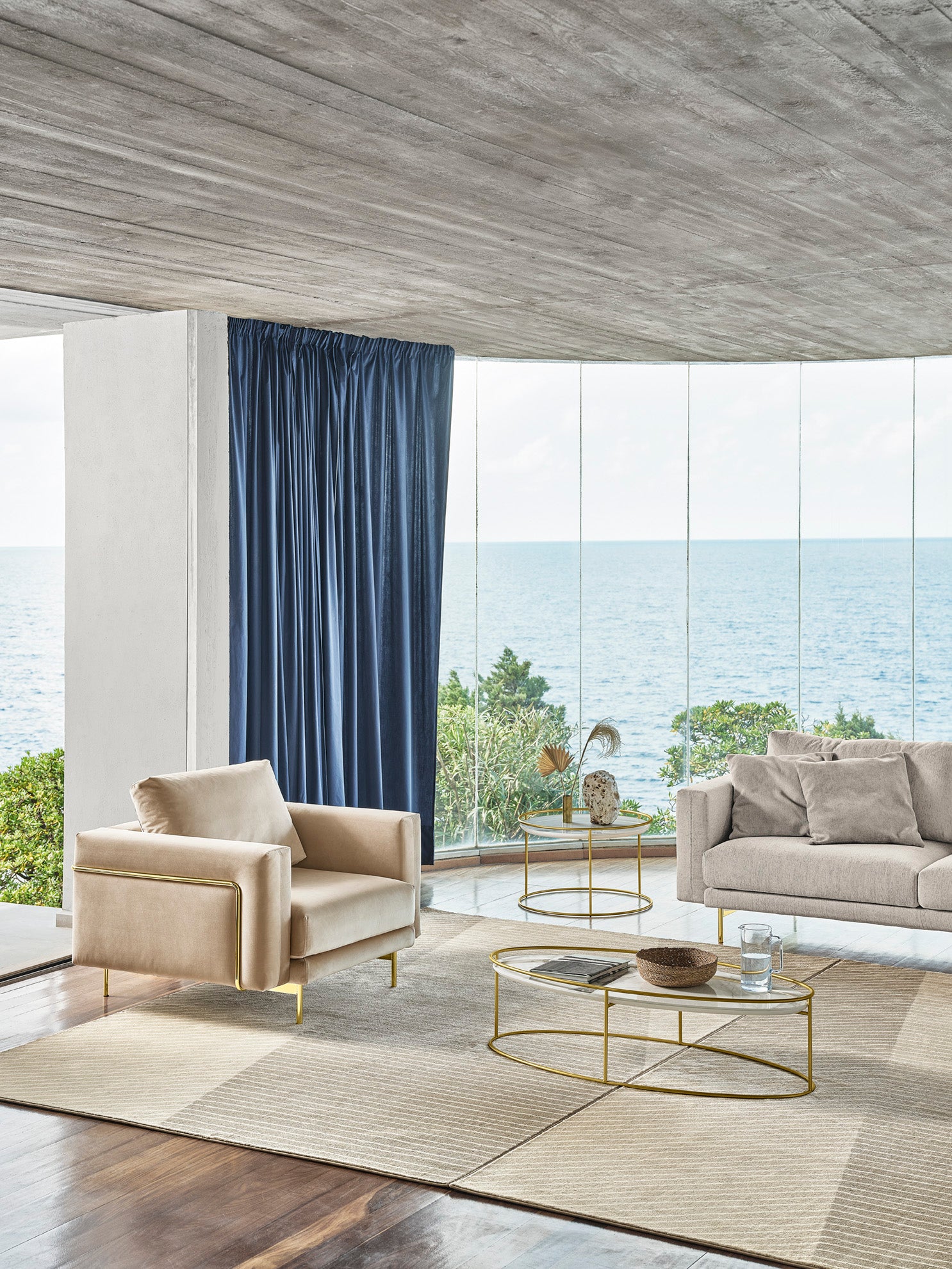 Gestoffeerde ROD fauteuil met gouden basis