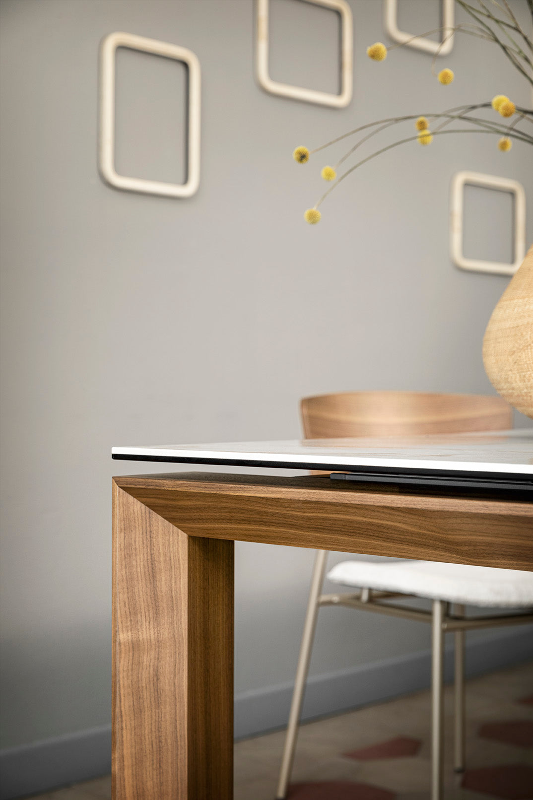 Extendable table OMNIA with a brown top and walnut base