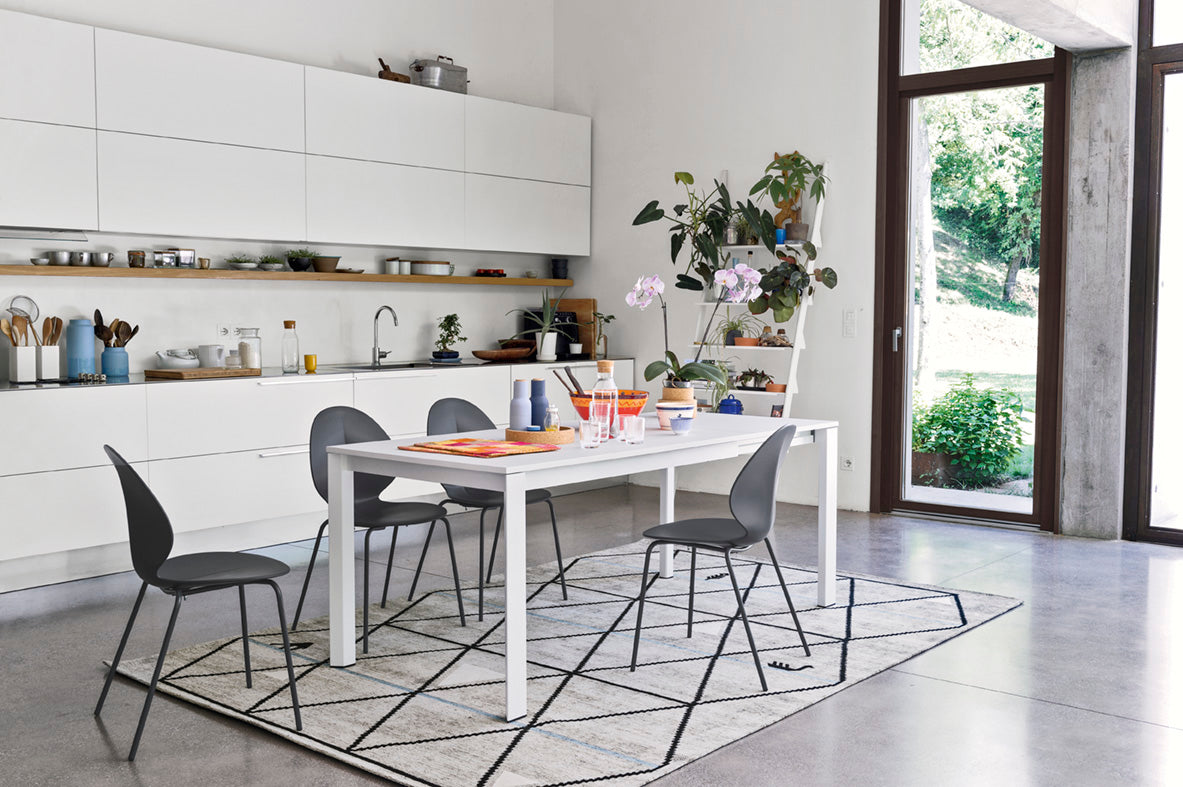 Stuhl BASIL mit weißem Sitz und verchromtem Metallgestell