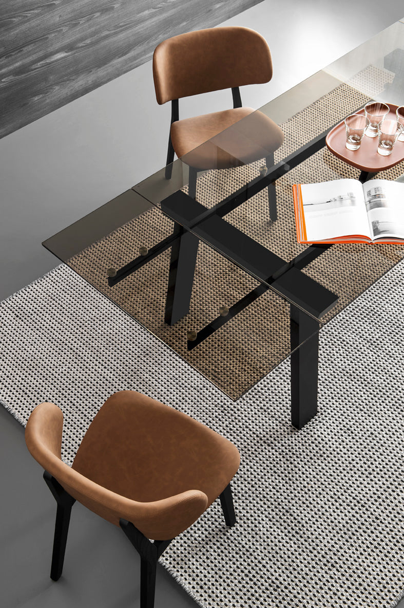 Krzesło CLAIRE brązowy z czarną drewnianą podstawą do jadalni – Calligaris