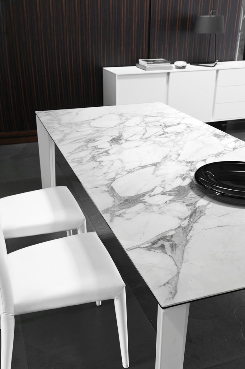 Uittrekbare tafel DELTA met wit blad en zwarte basis