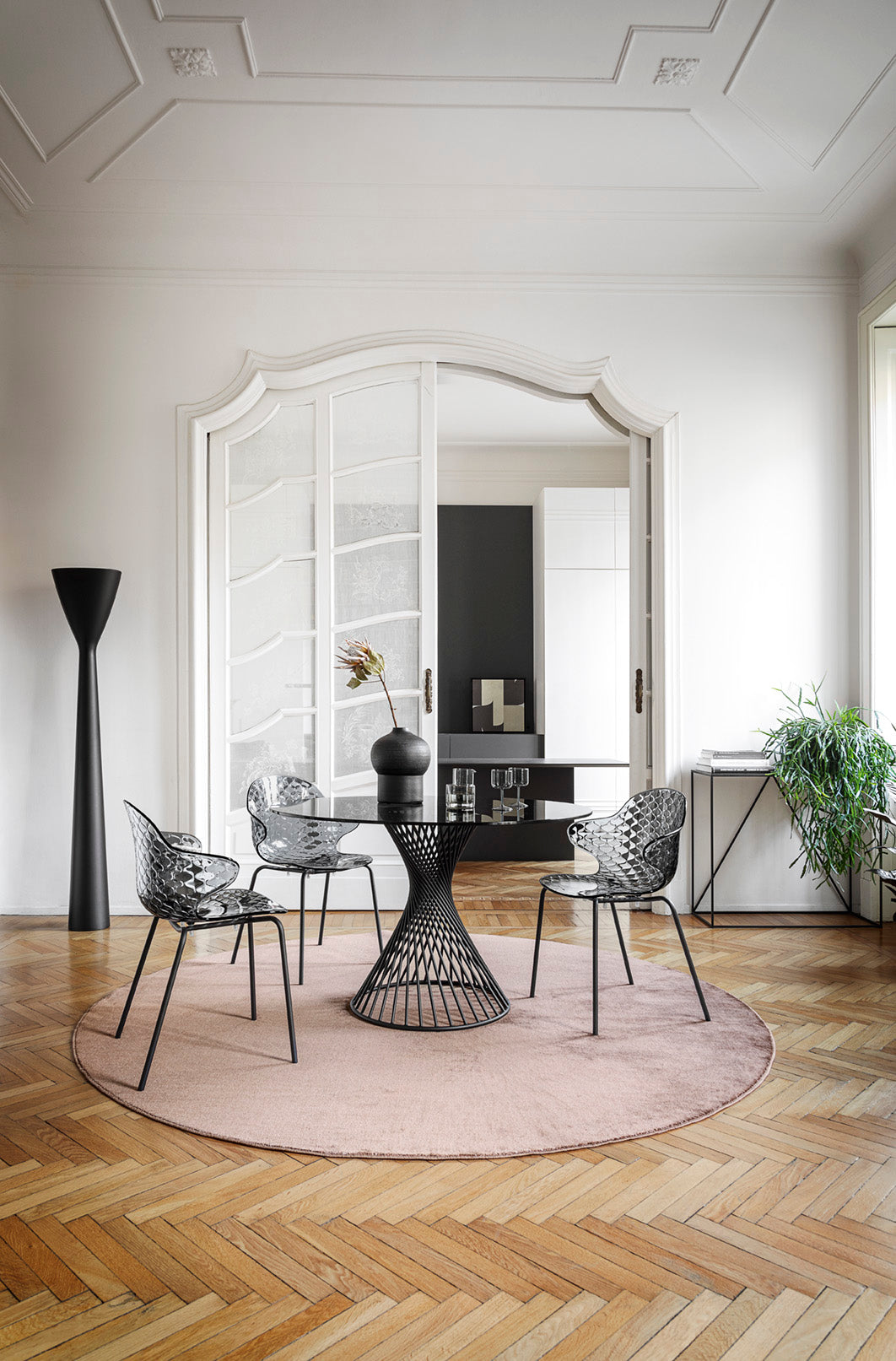 SAINT TROPEZ Chair with White Seat and Chrome Metal Base