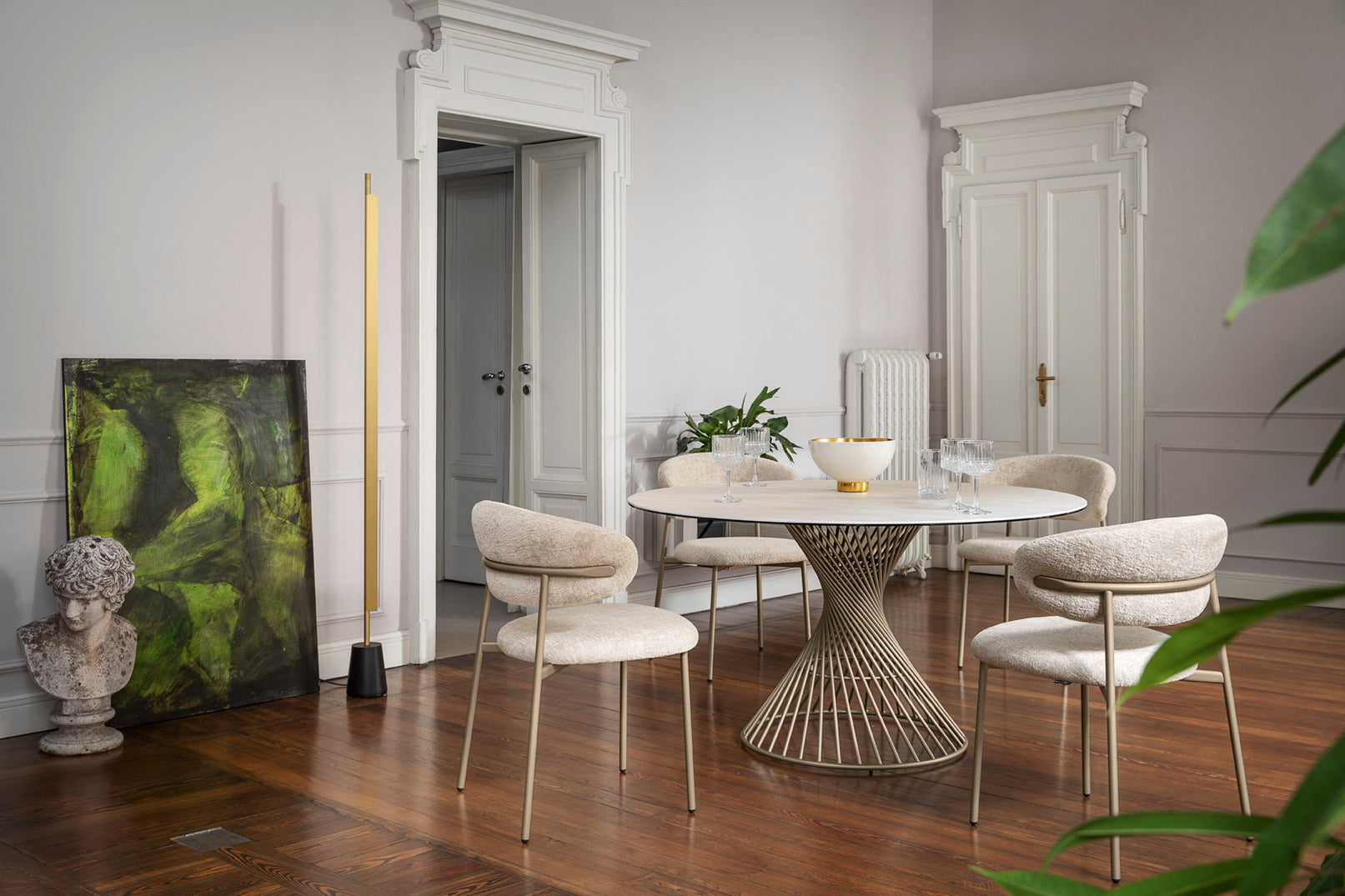 Ronde tafel VORTEX met crèmekleurig blad en bruine basis