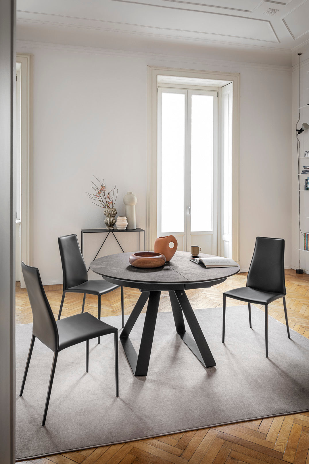 Krzesło AIDA tapicerowane z czarną podstawą, marka Calligaris