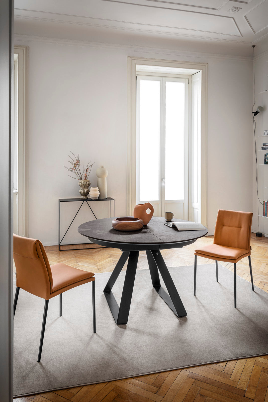 Krzesło CARMEN LARGE tapicerowane z brązową podstawą – styl minimalistyczny