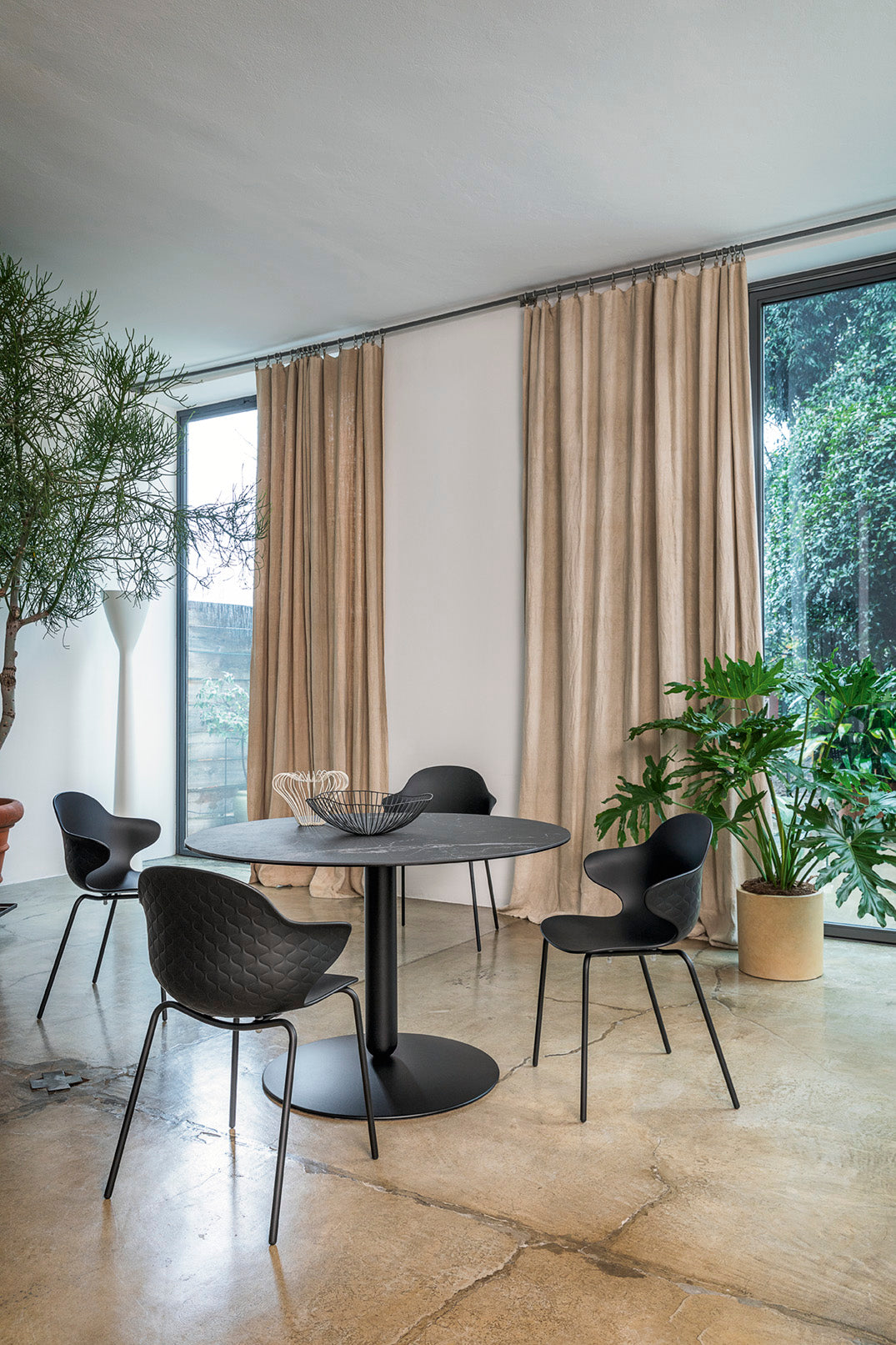 SAINT TROPEZ chair with a brown seat and a golden metal base