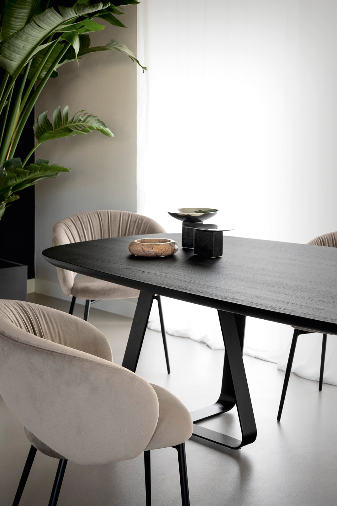 Gevoerd ANIME stoel met een beige metalen basis