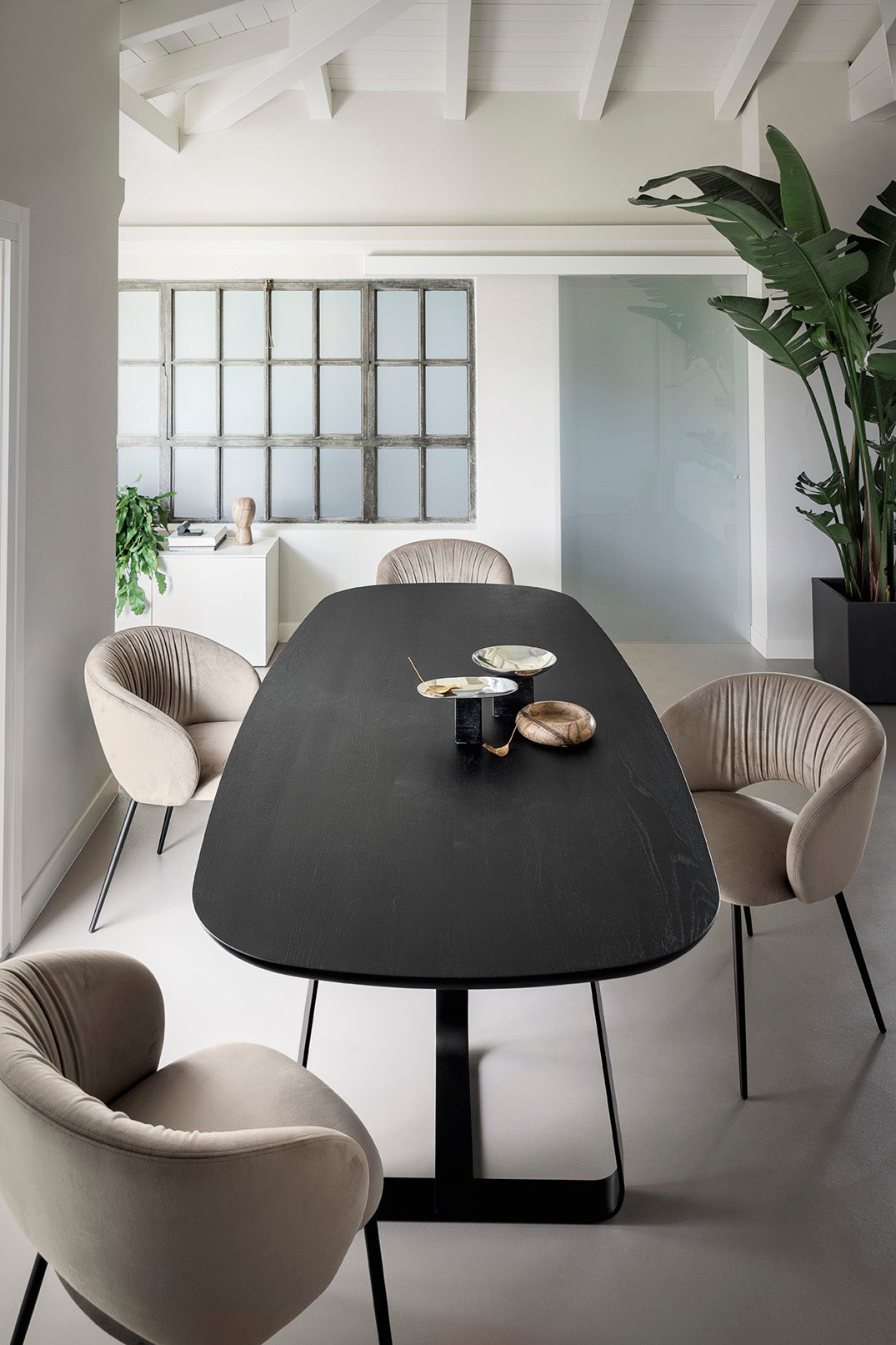 Gevoerd ANIME stoel met een beige metalen basis