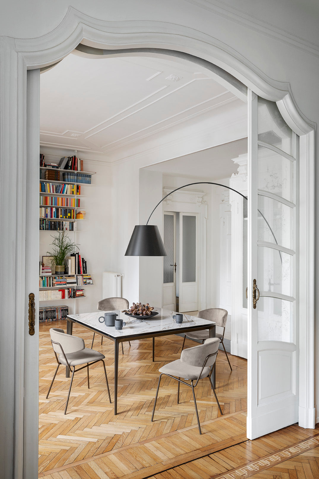 Ausziehbarer Tisch BOMA mit beigem Tischplatte und beigem Gestell