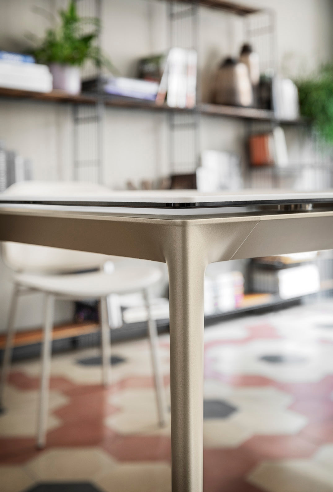 Uittrekbare tafel BOMA met witte blad en bruine basis