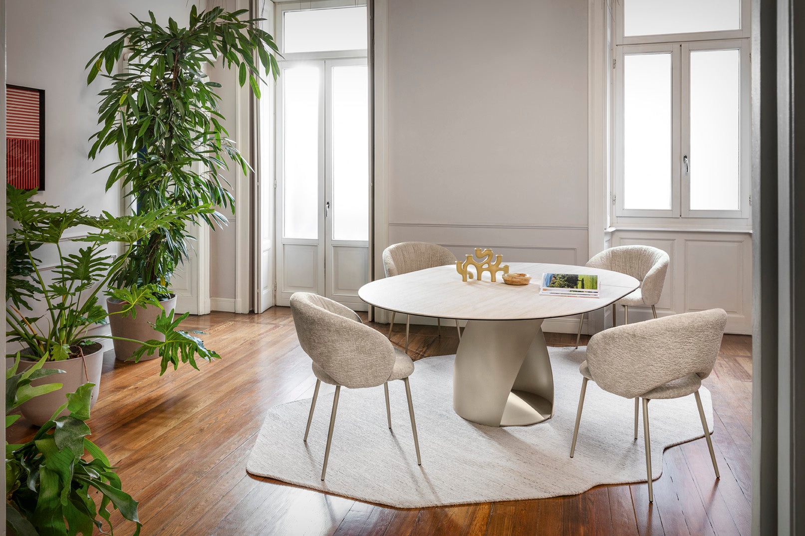 Gevoerd ANIME stoel met een beige metalen basis