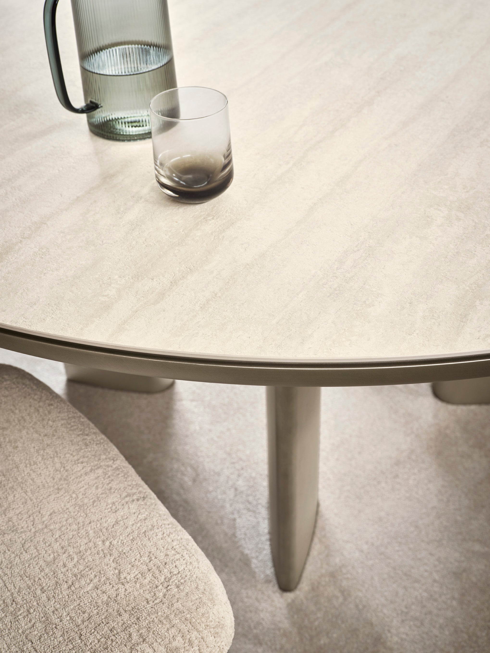 Ronde tafel SANDY met beige blad en beige voet