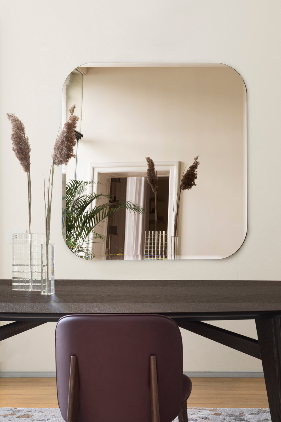 Fauteuil met armleuningen ABREY gestoffeerd met een notenhouten basis