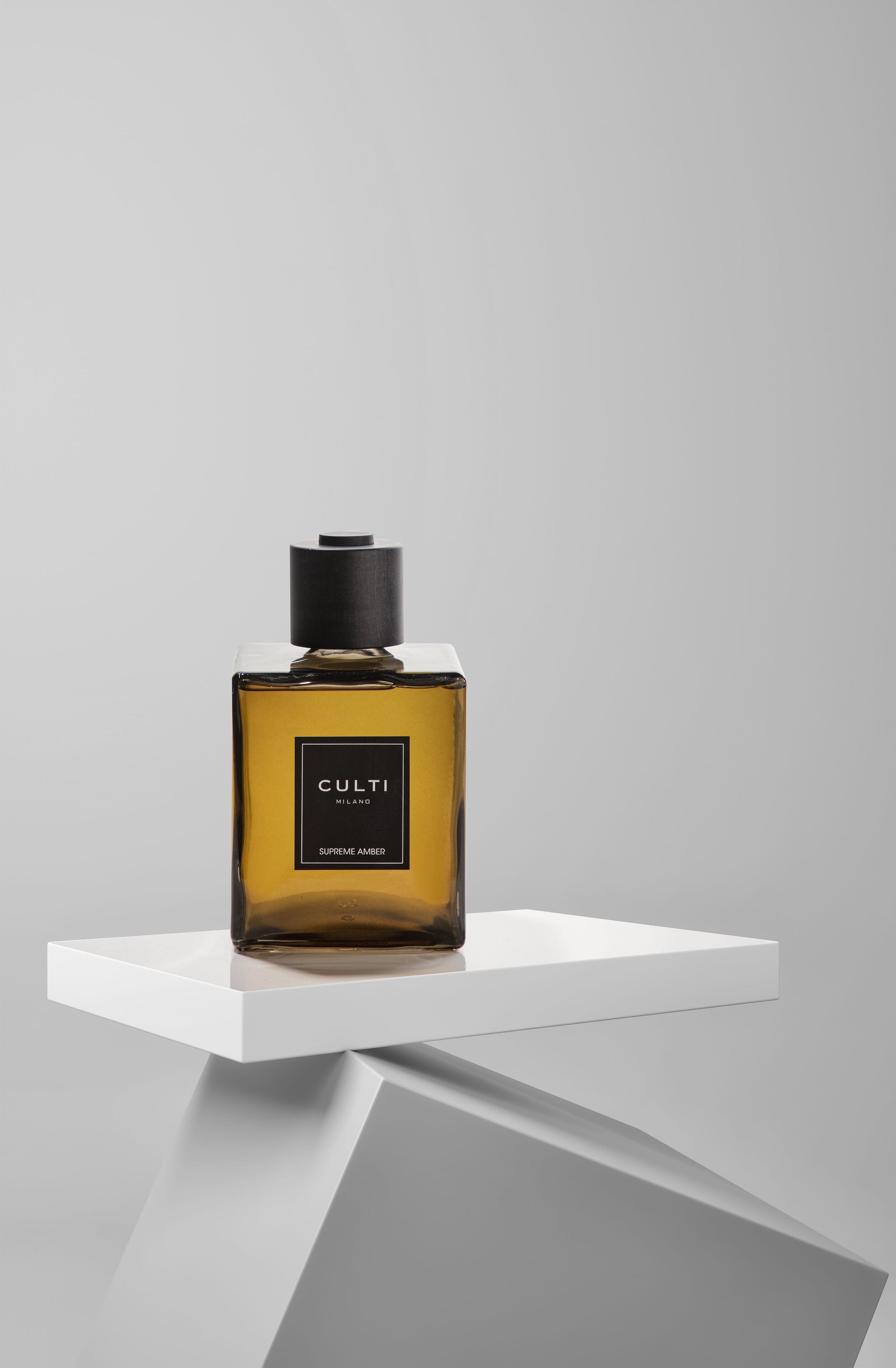Geurodiffuser DECOR - SLASSIC SUPREME met tonen van wierook, chinotto, zwarte vanille en patchouli.
