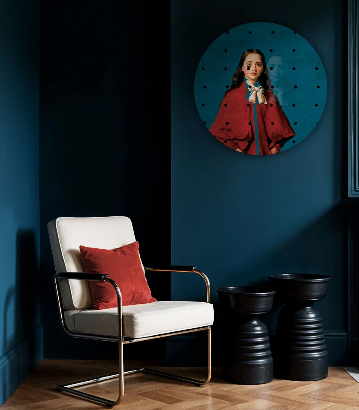 Muurschildering in de vorm van een cirkel DOTS - MEISJE IN ROOD blauw met rood