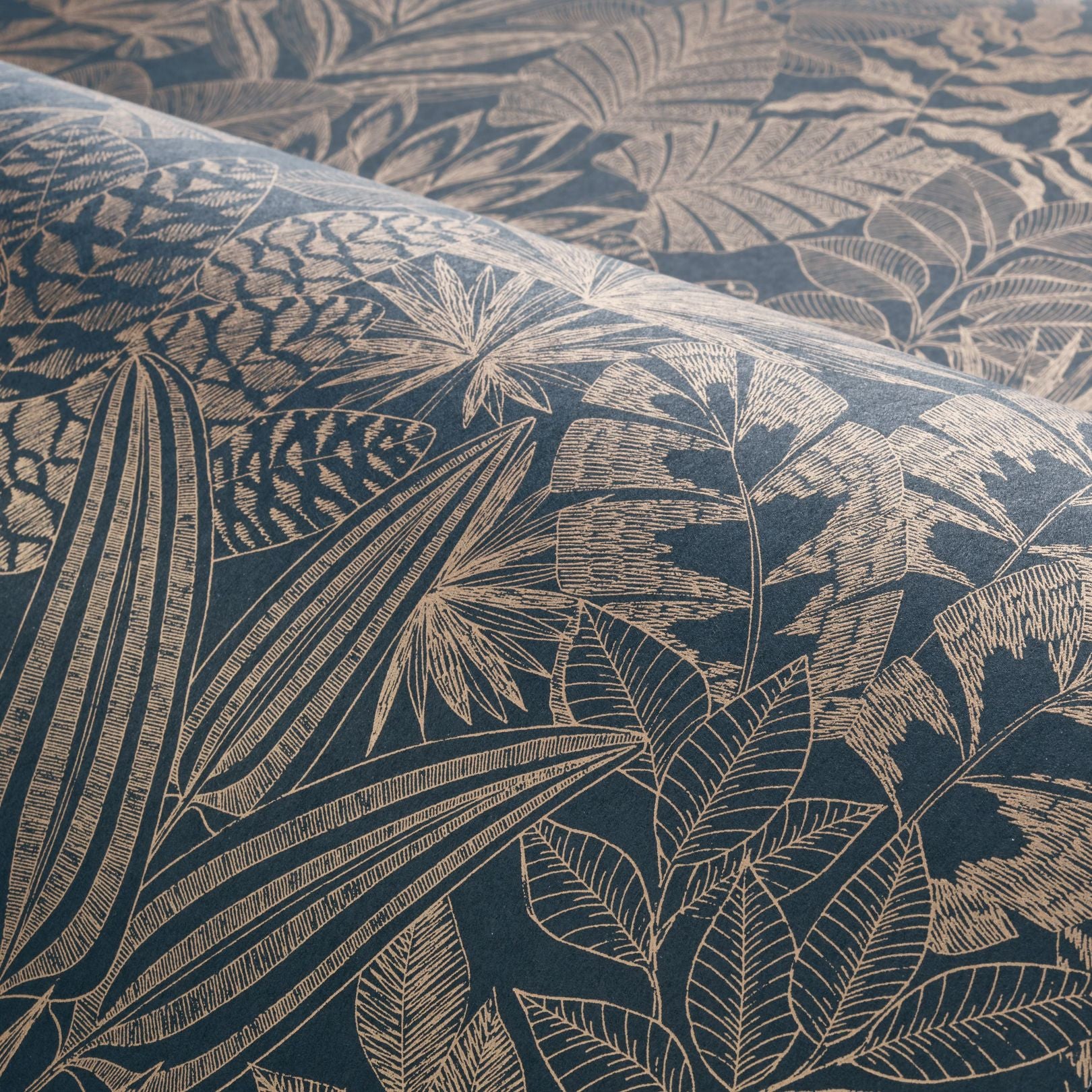 Floral Pattern Wallpaper DOUM - EMARINE/DORE Navy with Gold