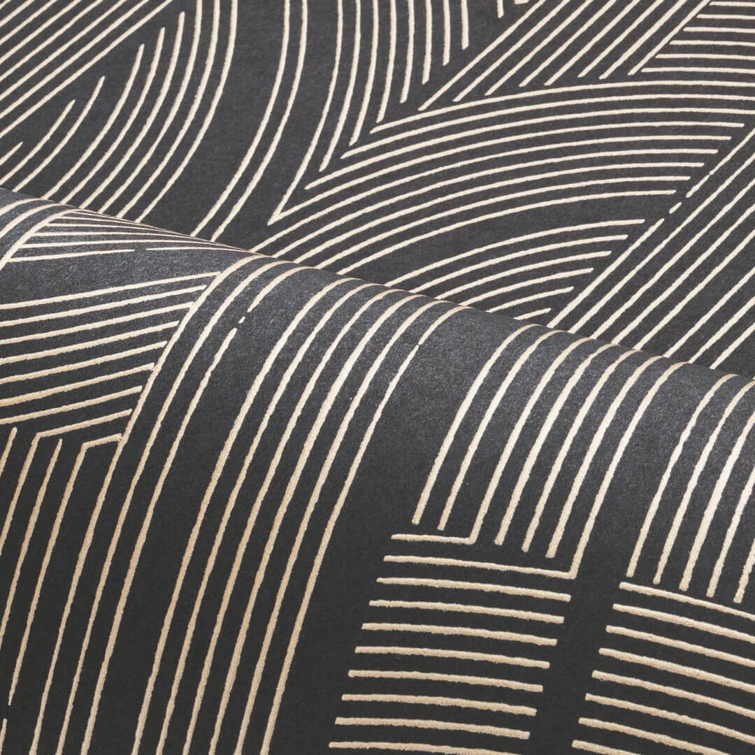 Metallic wallpaper with a geometric striped pattern PORTE DORÉE - BLACK/GOLD black with gold