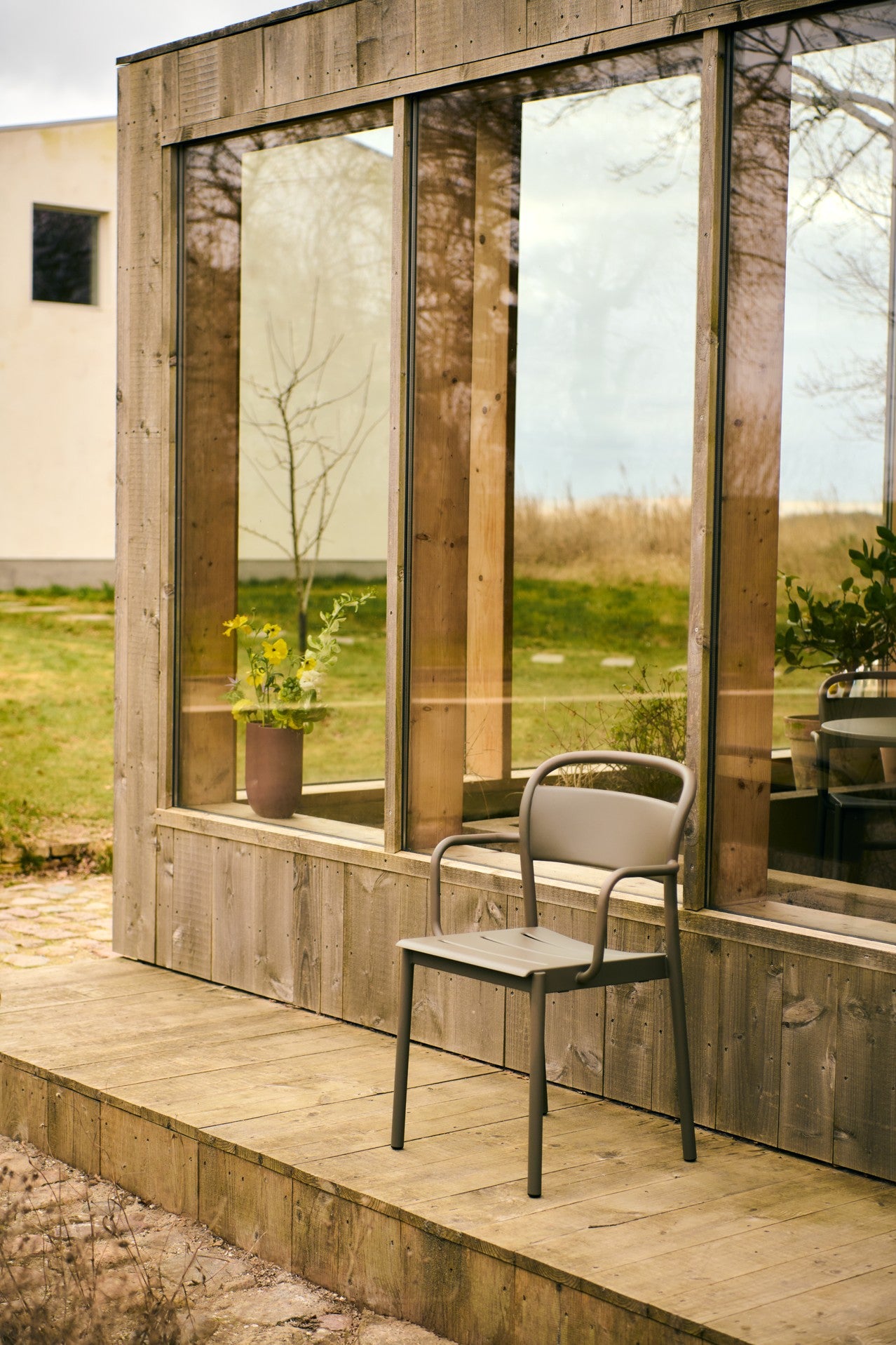 Buitenstoel met armleuningen LINEAR taupe staal